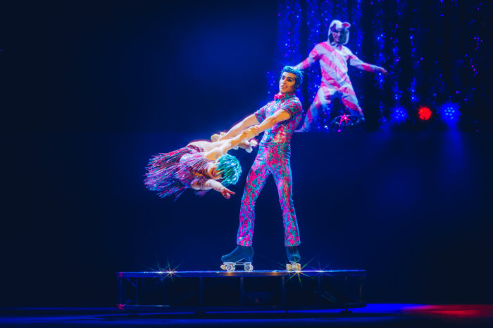 Melania Lester, la talentosa patinadora acrobática, despierta la admiración del público en el Cirque du Soleil