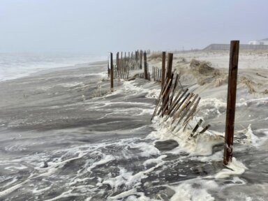 Más inundaciones afectan a Long Island en medio de reparaciones en curso de playas