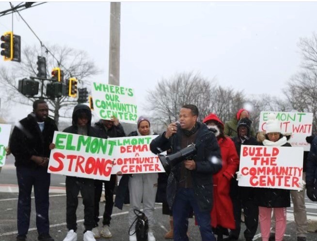 Legislador Solages y los líderes comunitarios demandan construir Centro Comunitario en Elmont