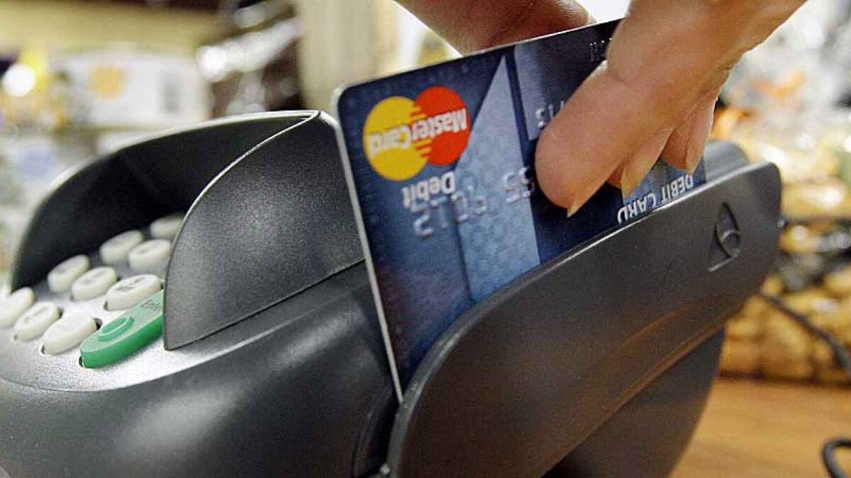 Legislación en Nassau busca proteger a consumidores de las tarifas de tarjetas de crédito