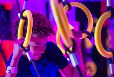 Trampolines y diversión en Parque de Aventuras cubierto