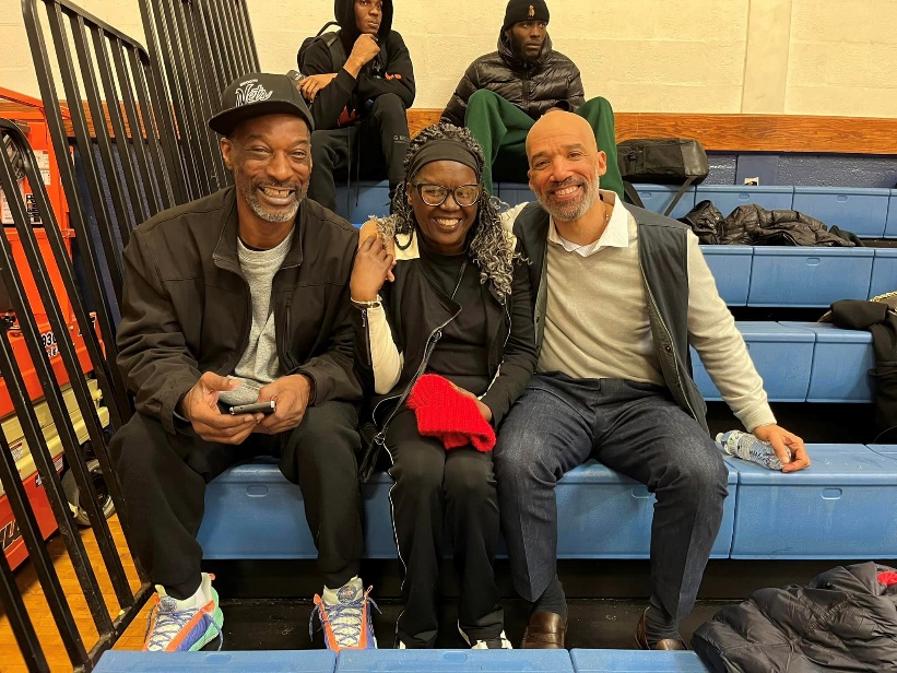 Legislador Davis celebra el legado de Arthur Morrison en el clásico de baloncesto en Hempstead