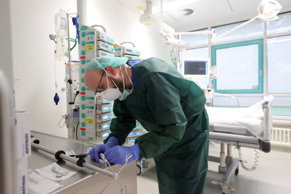 Las mascarillas vuelven a hospitales ante más contagios de Covid
