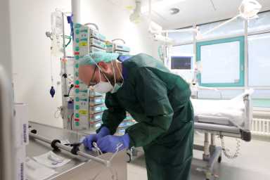 Las mascarillas vuelven a hospitales ante más contagios de Covid