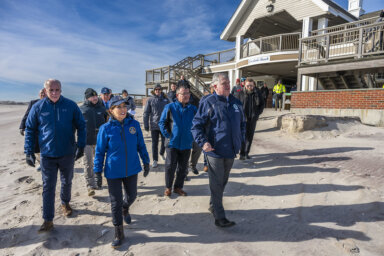 La gobernadora Hochul y funcionarios estatales recorren las playas y toman medidas para reparar los daños a las costas