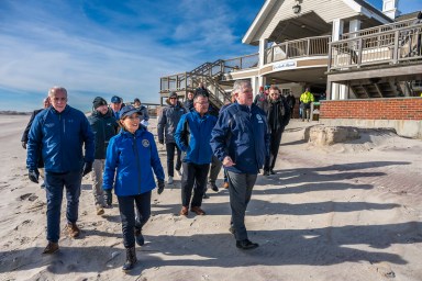 La gobernadora Hochul y funcionarios estatales recorren las playas y toman medidas para reparar los daños a las costas