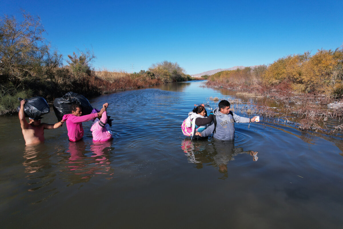 Rescatan a mujer y 4 hijos con hipotermia tras pasar horas en río Bravo