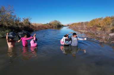 Rescatan a mujer y 4 hijos con hipotermia tras pasar horas en río Bravo