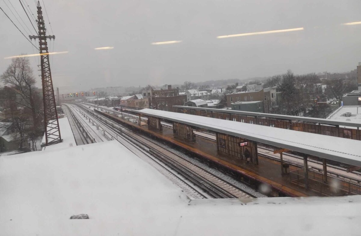 La primera nevada en 2024 provoca condiciones resbaladizas en Long