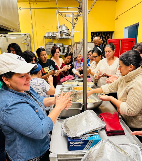 Estudiantes de Uniondale preparan pupusas y celebran la cultura salvadoreña