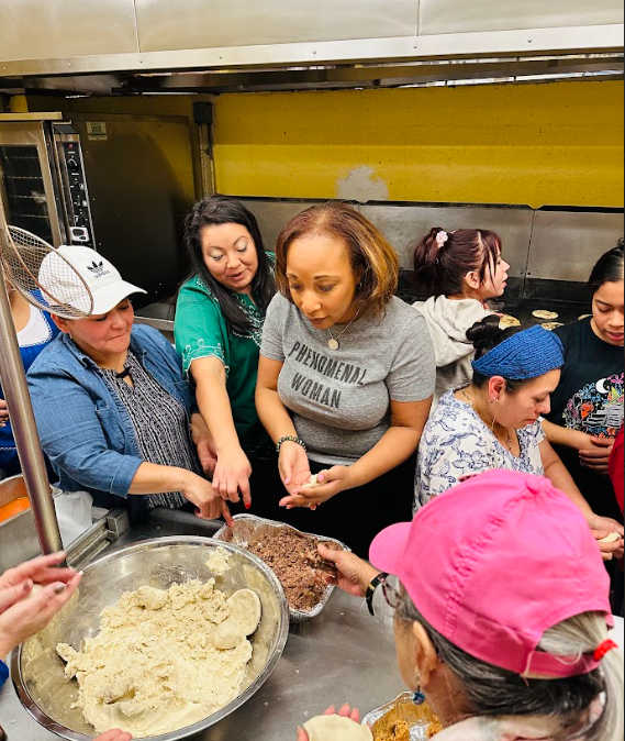 Estudiantes de Uniondale preparan pupusas y celebran la cultura salvadoreña