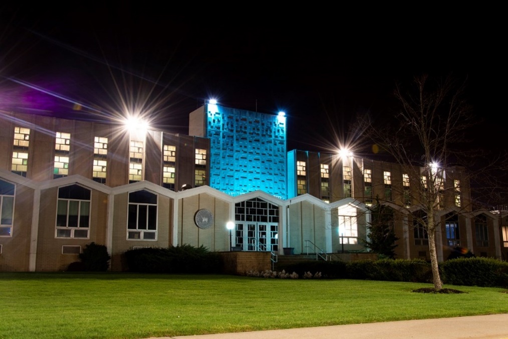 Centro Correccional de Riverhead iluminado en azul para concienciar sobre la Trata de Personas