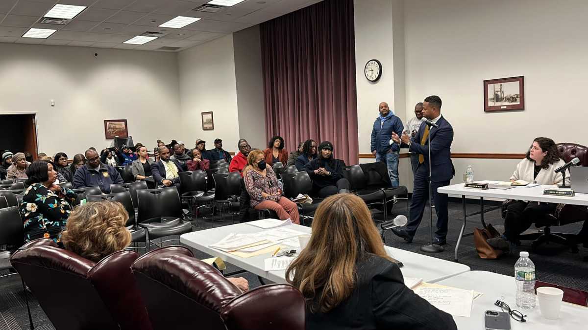 Exigen el restablecimiento de la votación anticipada en la Elmont Memorial Library