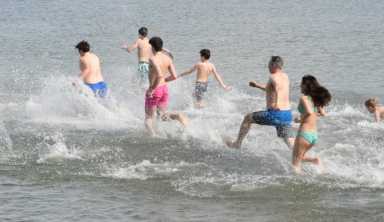 Invitan a participar de la zambullida benéfica 'Polar Plunge' en Tobay Beach