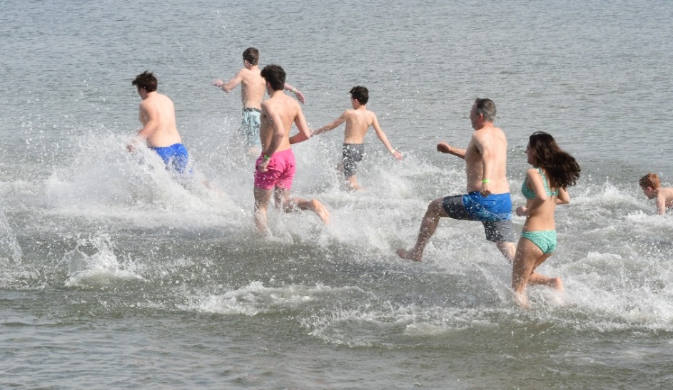 Invitan a participar de la zambullida benéfica 'Polar Plunge' en Tobay Beach