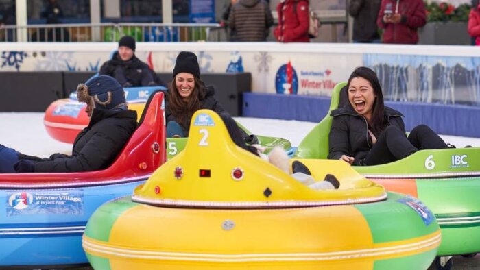 Coches chocadores sobre hielo en Bank of America Winter Village en Bryant Park