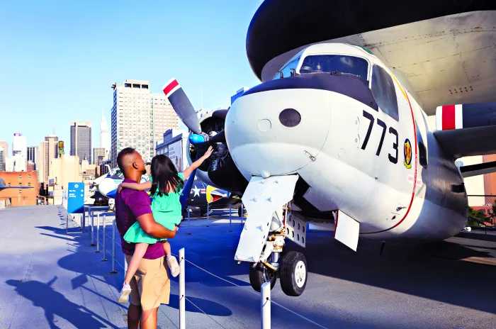El Museo Intrepid celebra su décimo Día anual de las Niñas en la Ciencia y la Ingeniería
