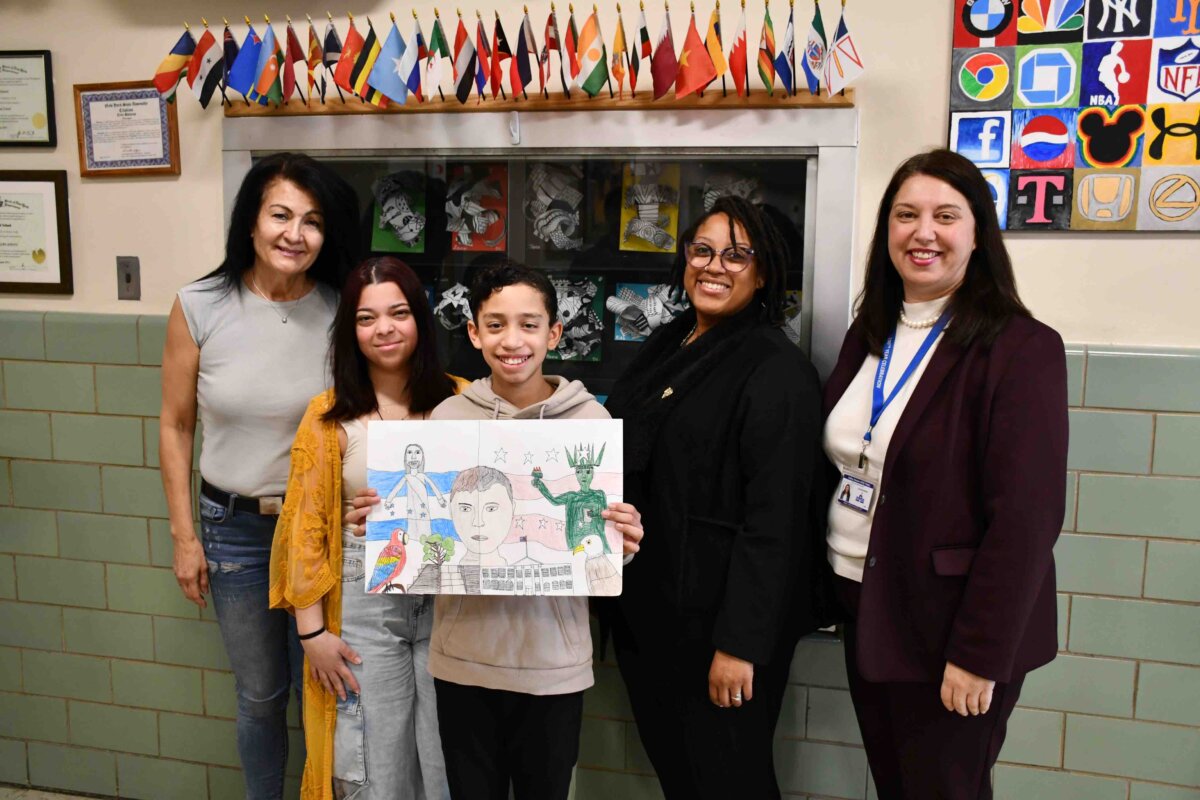 Estudiante hispano del Distrito 30 de Valley Stream gana prestigioso concurso de arte