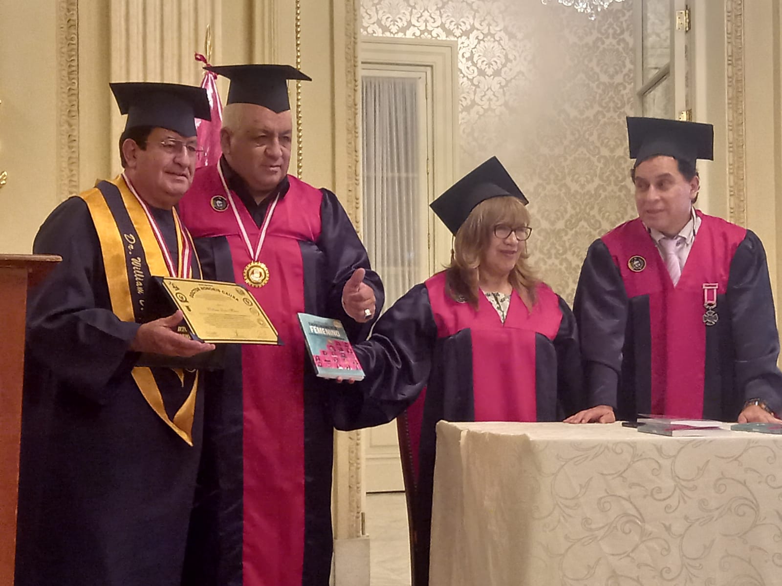 Vicky y William Díaz reciben Doctorado Honoris Causa
