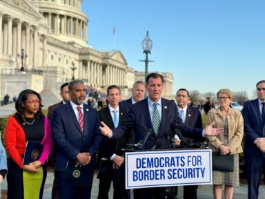 Congresista Suozzi se une a los demócratas para formar grupo de trabajo de seguridad fronteriza