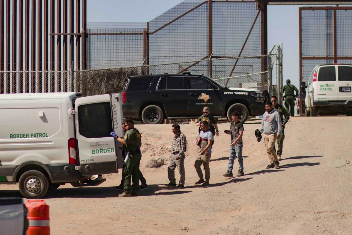 Corte de apelaciones suspende la ley de Texas que permite detener y expulsar inmigrantes