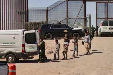 Corte de apelaciones suspende la ley de Texas que permite detener y expulsar inmigrantes