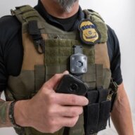 ICE anuncia despliegue inicial de cámaras corporales en sus agentes