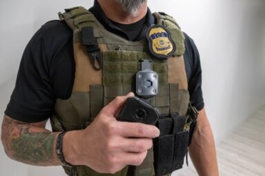 ICE anuncia despliegue inicial de cámaras corporales en sus agentes