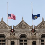 Banderas a Media Asta para Honrar al Oficial Caído de la NYPD Jonathan Diller