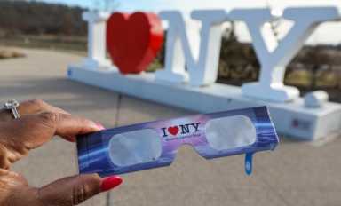 La Gobernadora Hochul lidera iniciativas para garantizar la seguridad durante el eclipse solar total del 8 de abril en Nueva York
