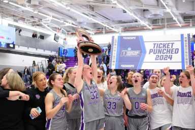 Violetas de NYU clasifican al Final Four tras victoria sobre Scranton