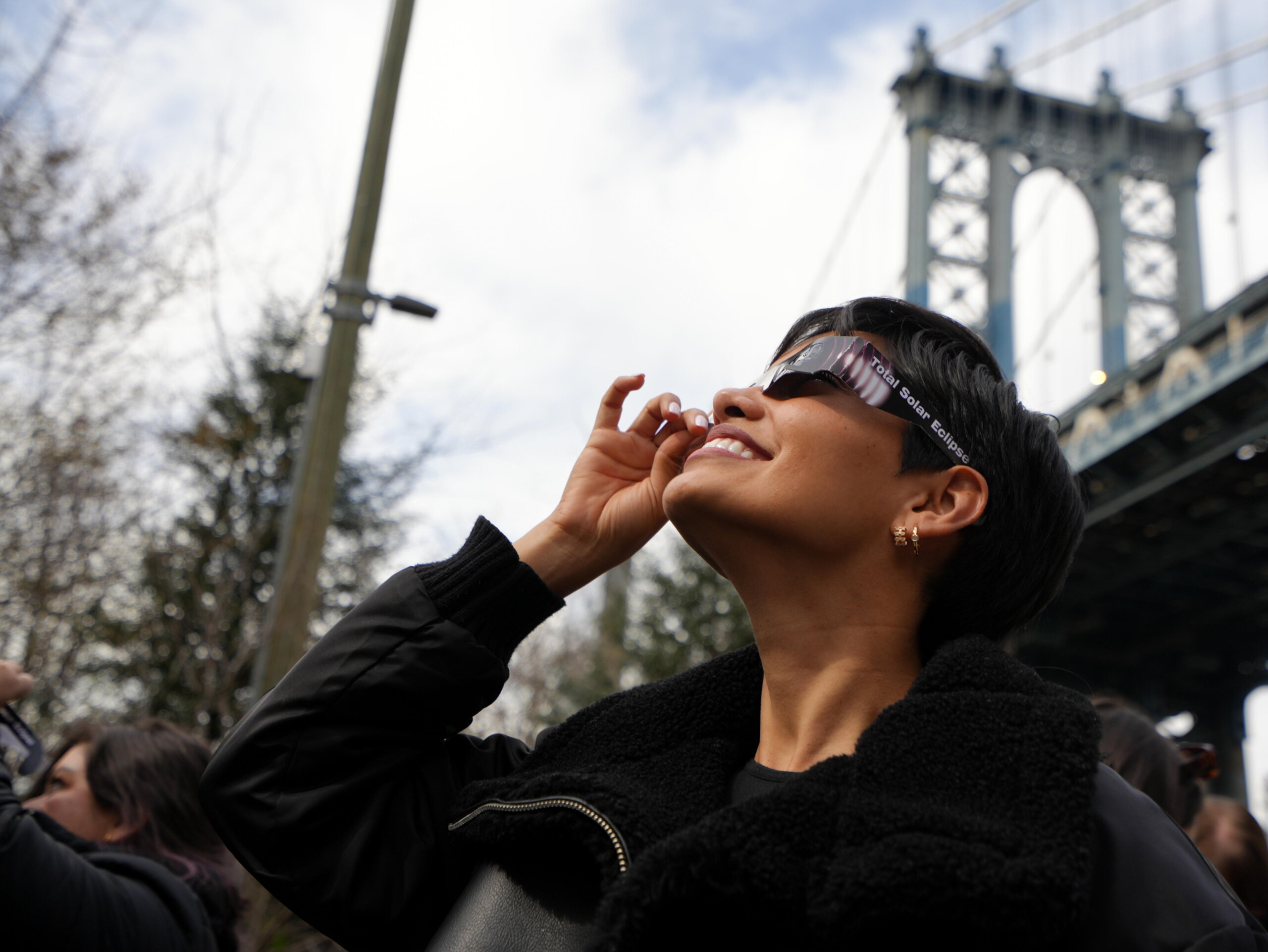 Histórico eclipse solar emociona y alecciona a Nueva York y Long Island