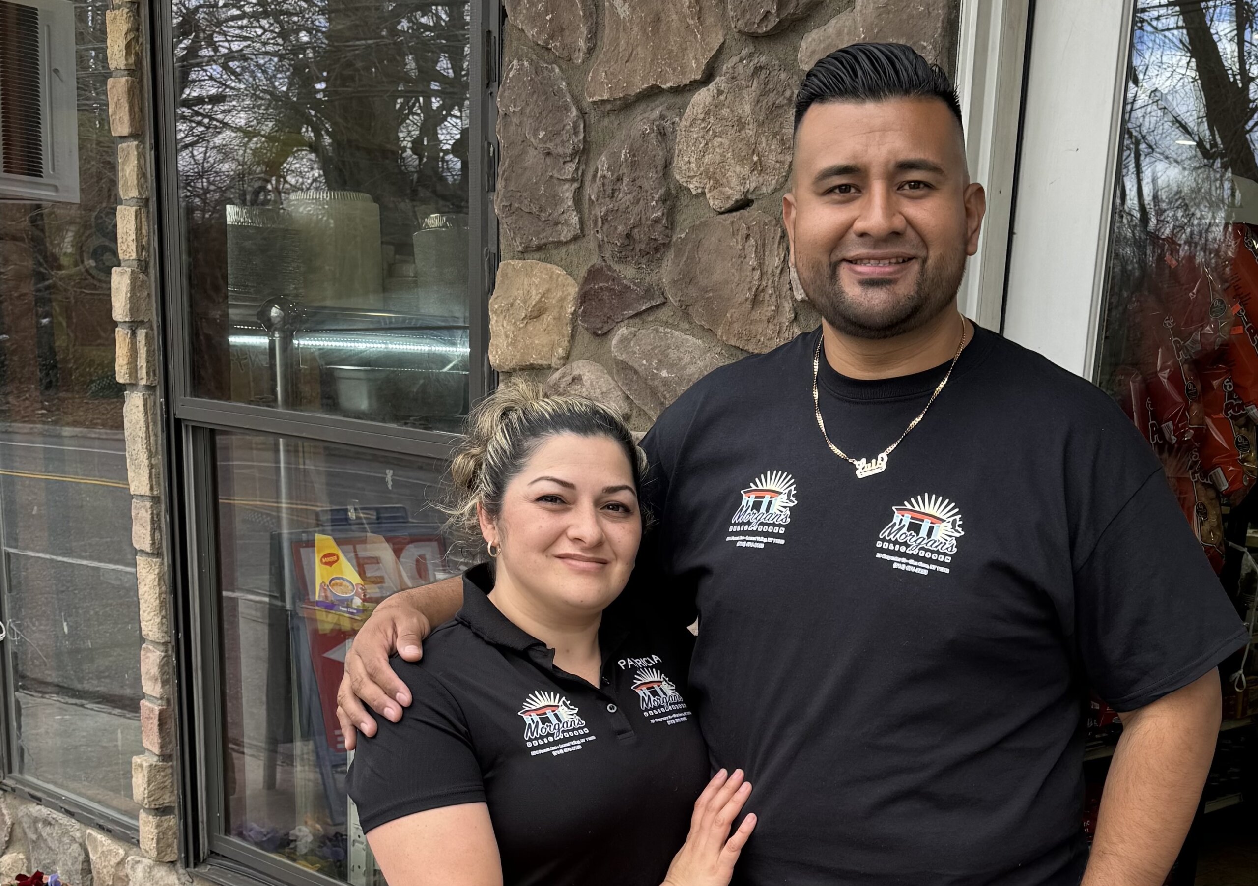 Emprendedores hispanos abren segunda sucursal de Morgan's Delicatessen en Locust Valley