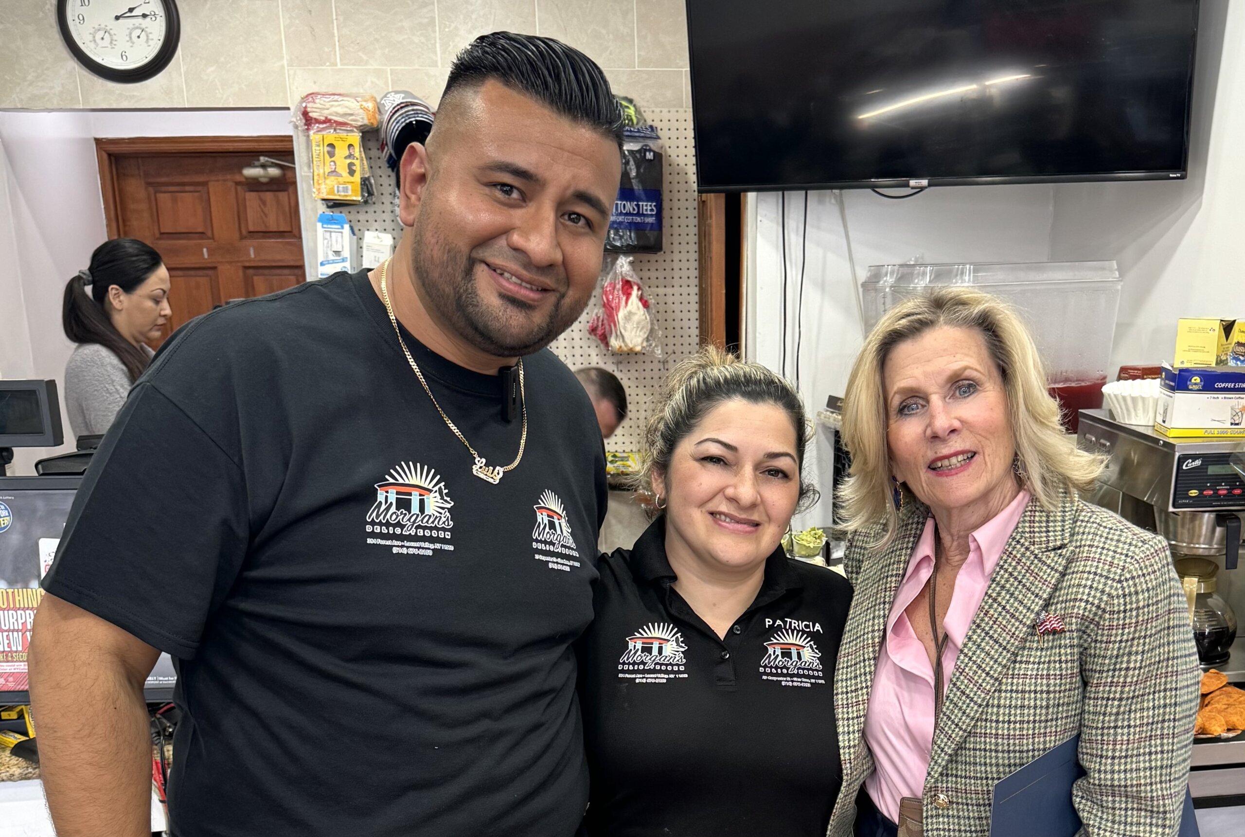 Emprendedores hispanos abren segunda sucursal de Morgan's Delicatessen en Locust Valley