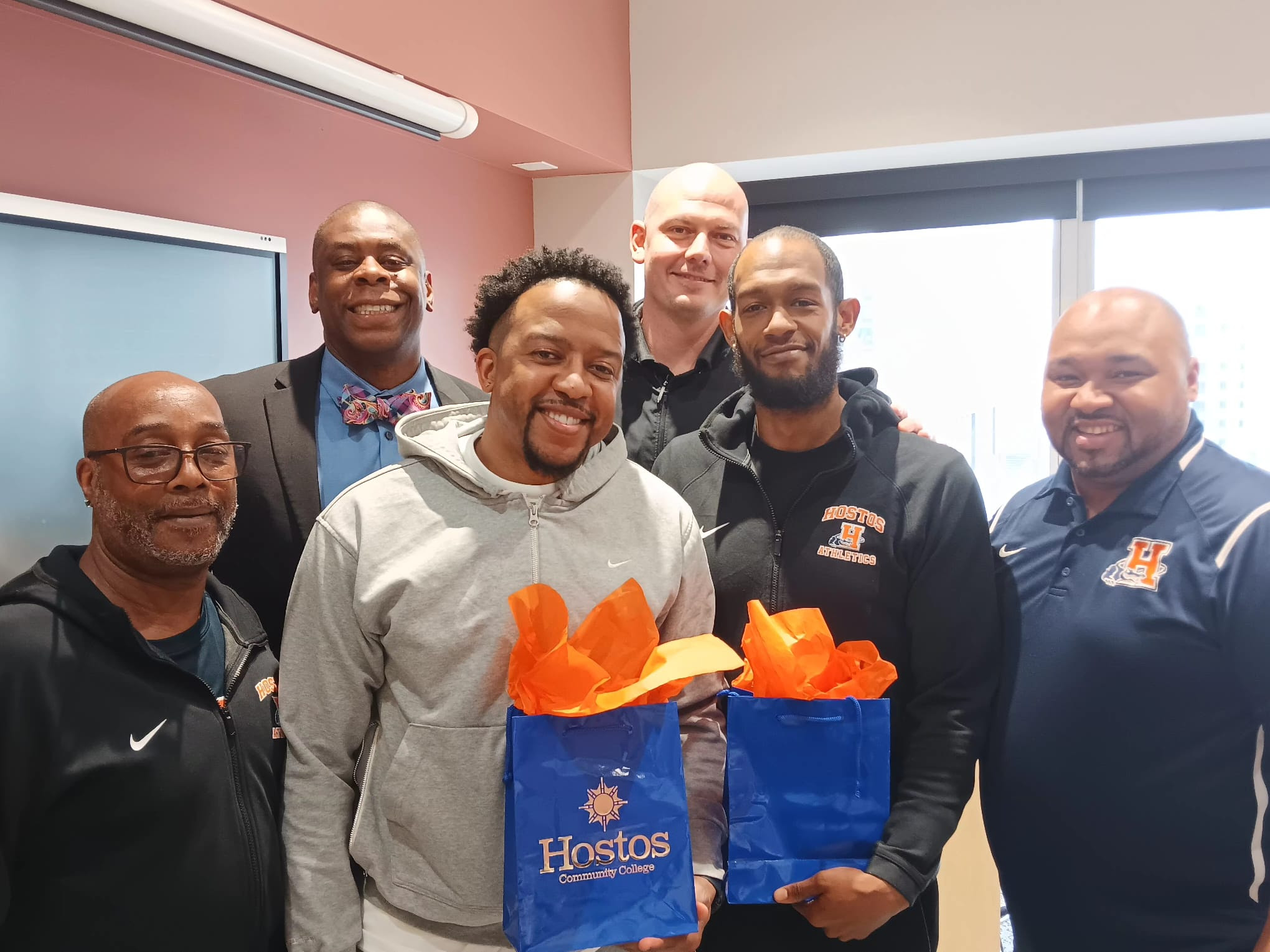 Hostos Community College celebra la gran temporada de sus equipos de baloncesto los 'Caimans'