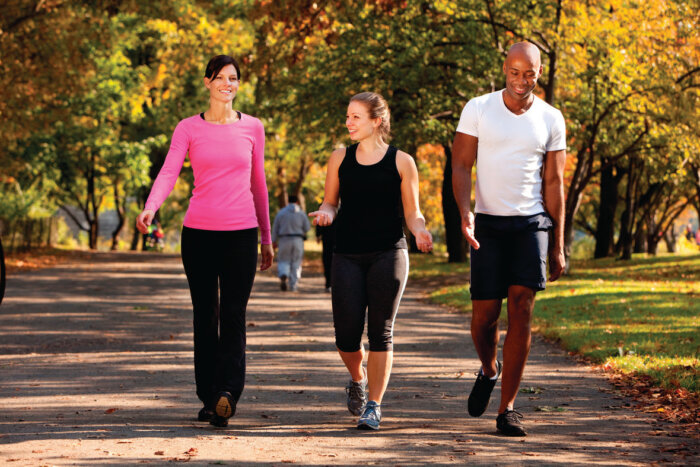 Manténgase en actividad física y mejore su salud caminando