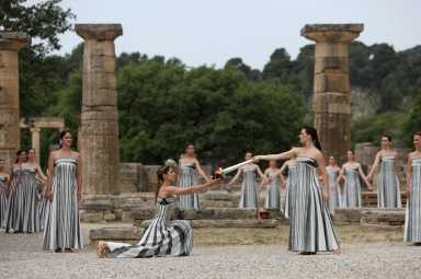 La llama olímpica va rumbo a París 2024 tras ser encendida en Grecia