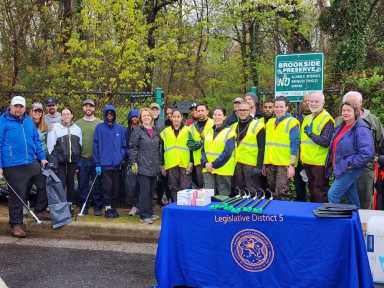 Legisladores Mulé y Koslow se unen a Green Army para limpiar la Reserva Brookside