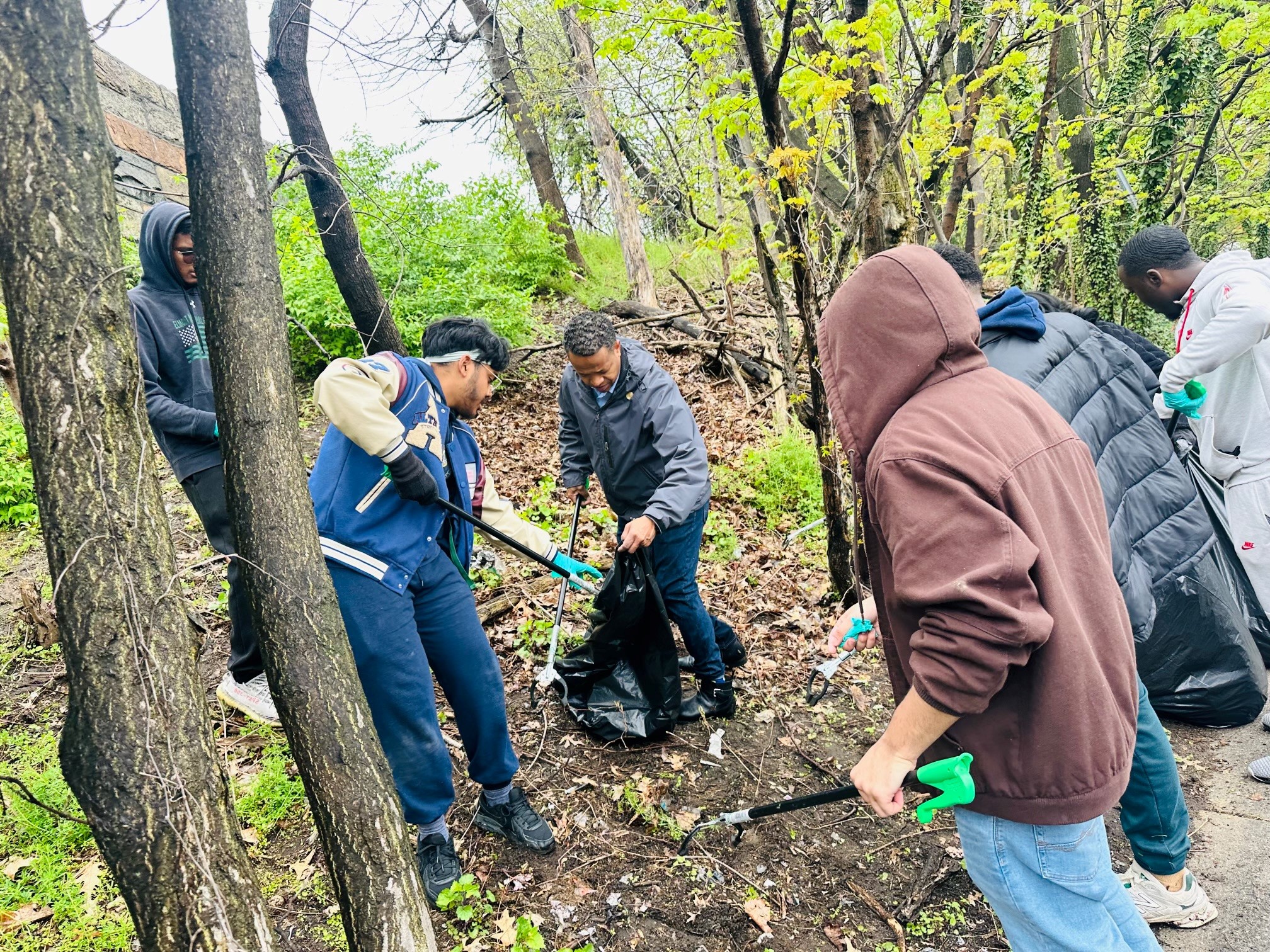 Día de la Tierra: Legislador Solages activa limpieza comunitaria en Elmont