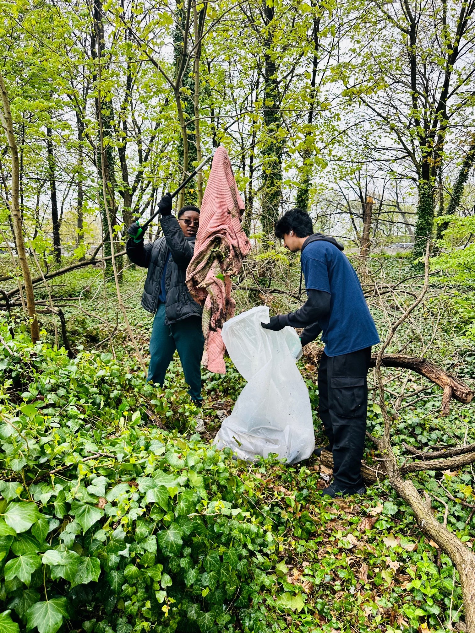 Día de la Tierra: Legislador Solages activa limpieza comunitaria en Elmont