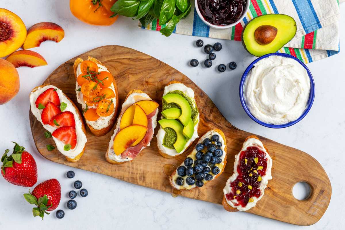 Recetas primaverales, cocina fresca, recetas con lácteos, pizza para desayuno, bruschetta de ricotta, tostadas masala, recetas coloridas.