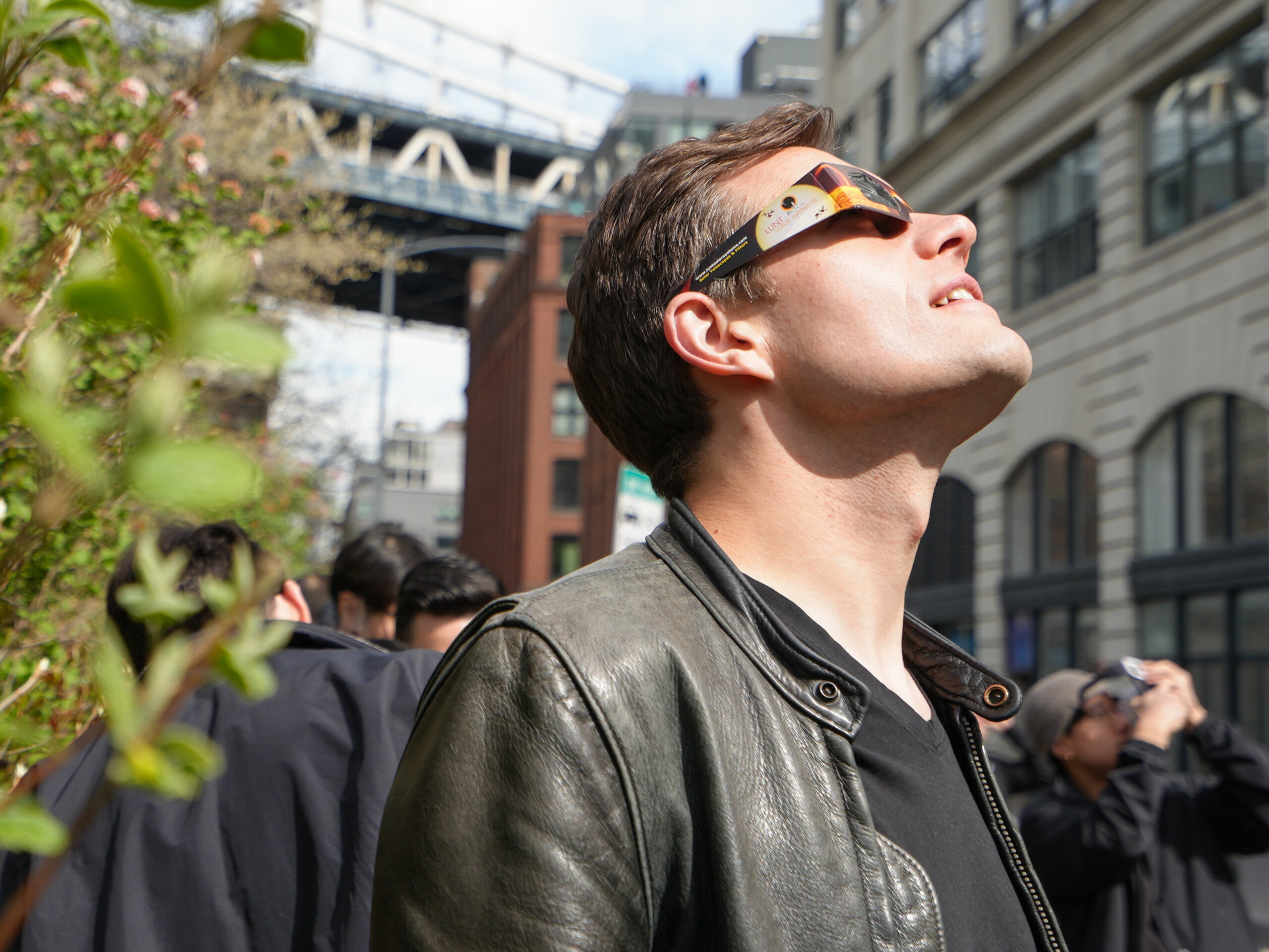 Histórico eclipse solar emociona y alecciona a Nueva York y Long Island