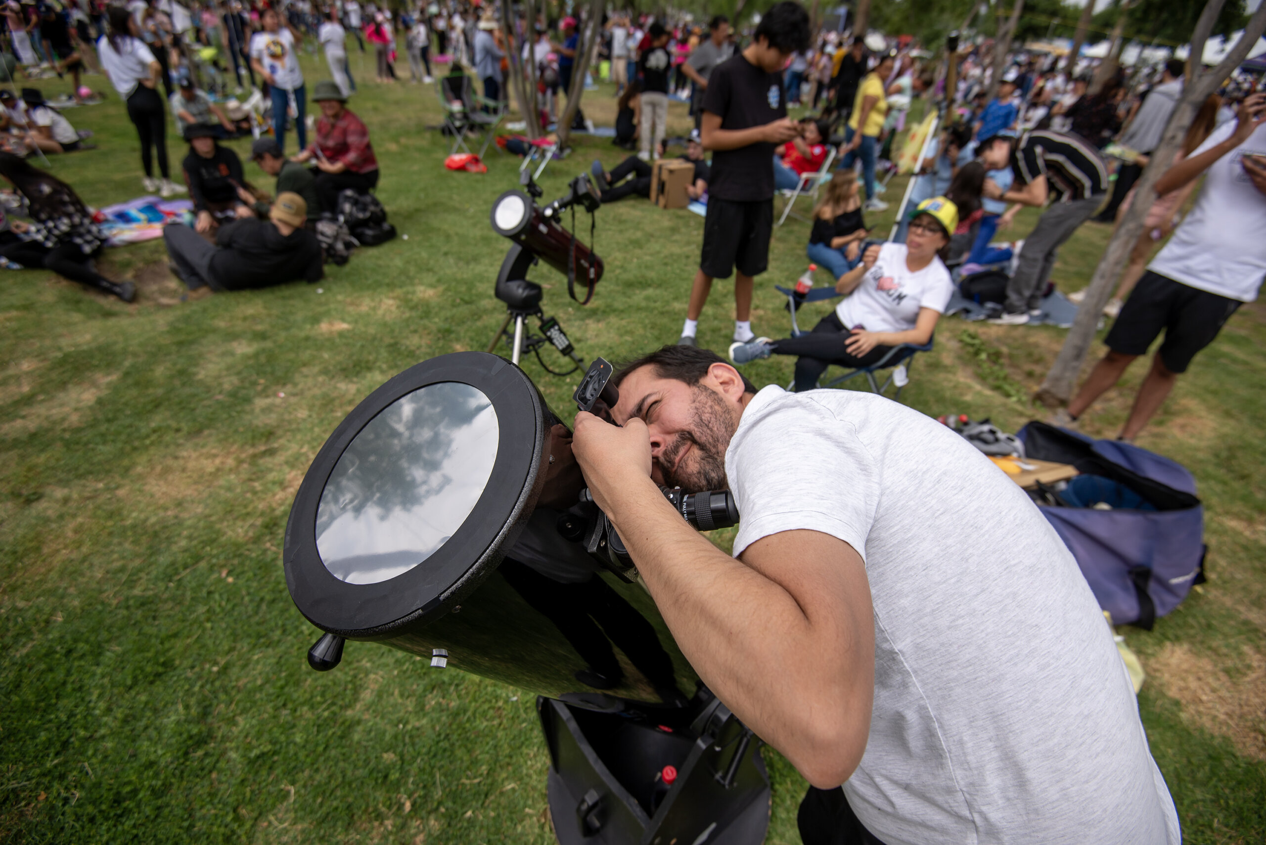 Histórico eclipse solar emociona y alecciona a Nueva York y Long Island