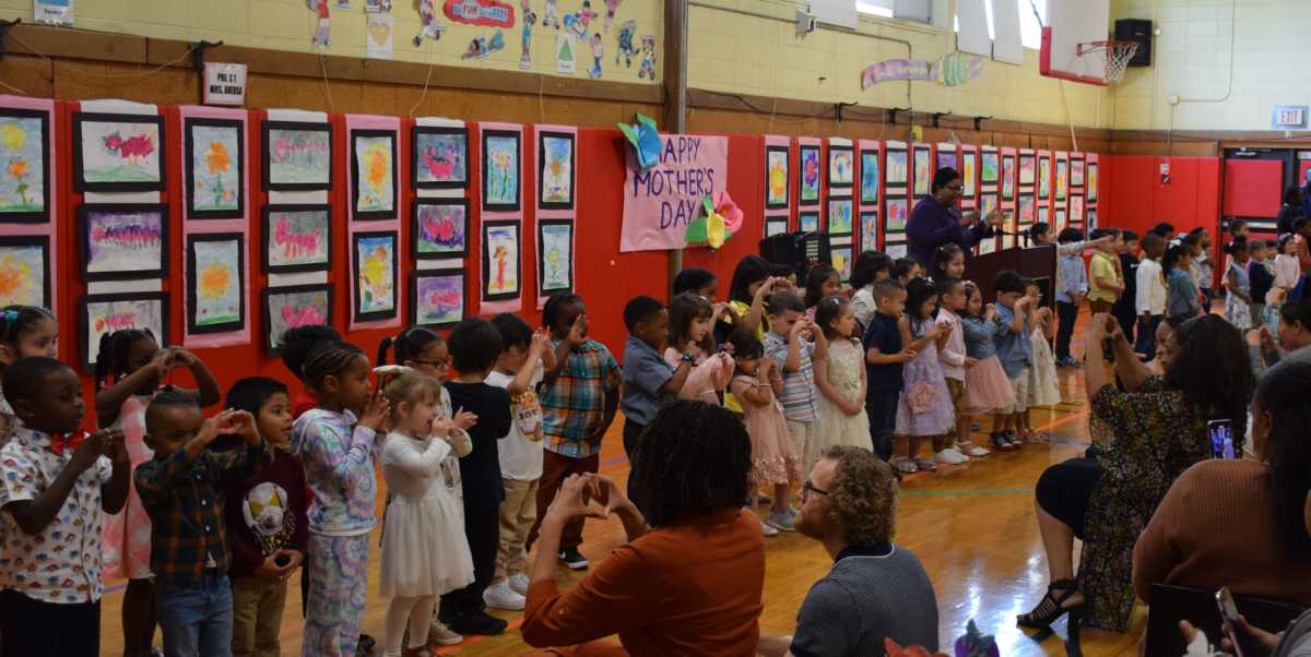 Linda celebración del Día de la Madre en la Escuela Primaria Northeast en Amityville