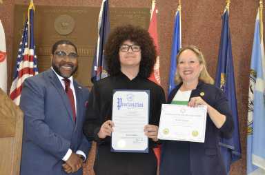 Legisladora Sanin honra a estudiante hispano de Brentwood