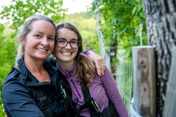 Las mamás escalan gratis para celebrar el 'Día de la Madre' en The Adventure Park