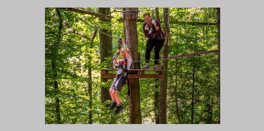 Las mamás escalan gratis para celebrar el 'Día de la Madre' en The Adventure Park