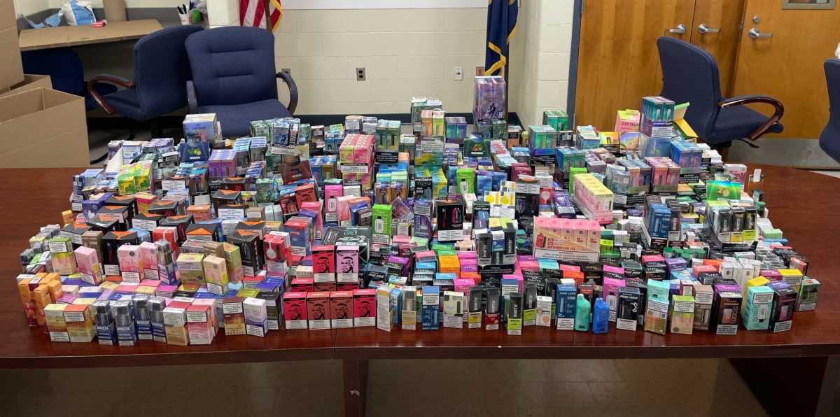 Sujeto arrestado en Suffolk por vender cigarrillos electrónicos con sabor a un menor de edad