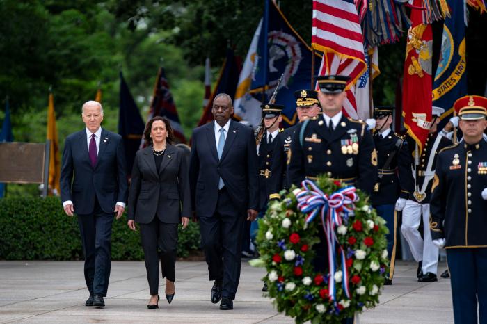 Biden rinde homenaje a las tropas mientras Trump critica a jueces en Memorial Day