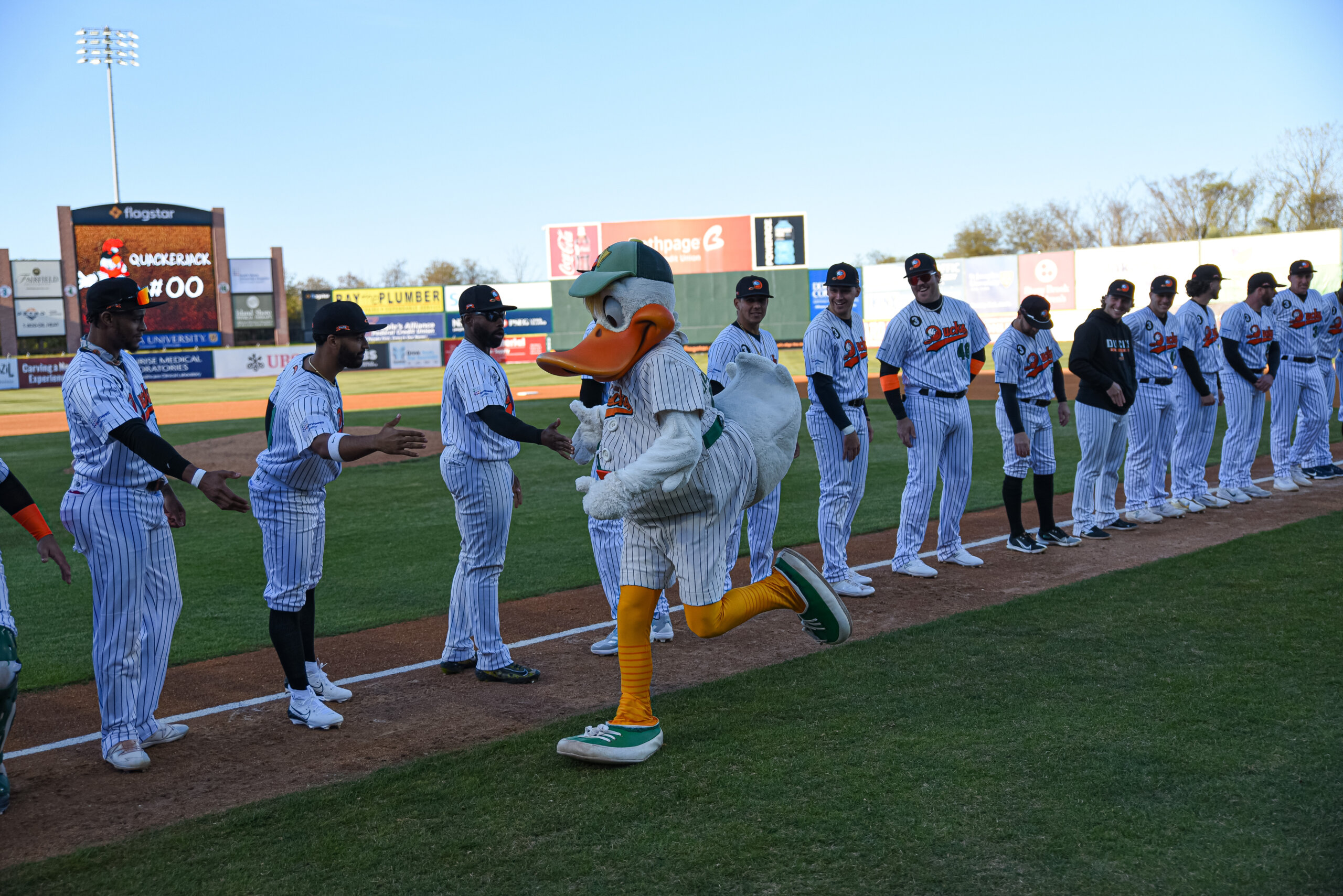 Long Island Ducks inician temporada con triunfo y homenaje a ex coach